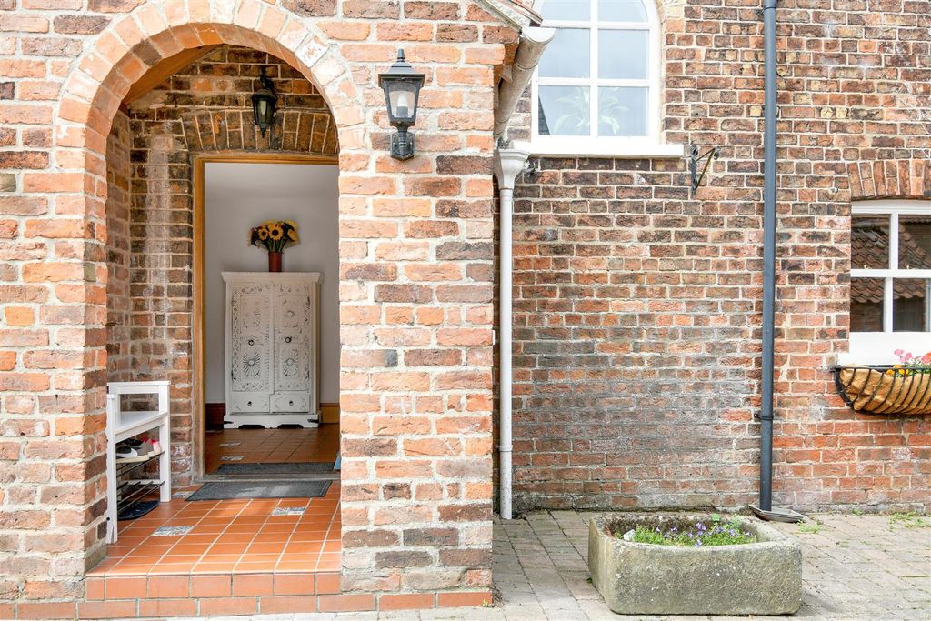 Property photo 2 of 37