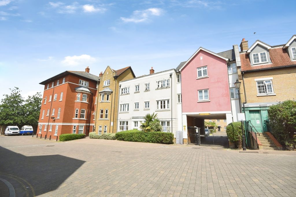 2 bed flat for saleRoche Close, Rochford, Essex SS4