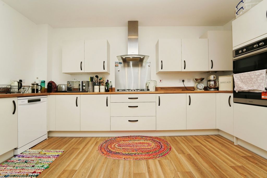 Property photo 3 of 17 Kitchen