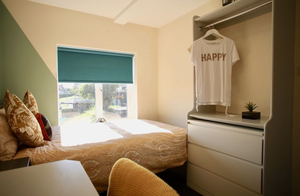 Property photo 3 of 7 Bright And Inviting Double Bedroom Featuring Cozy ...