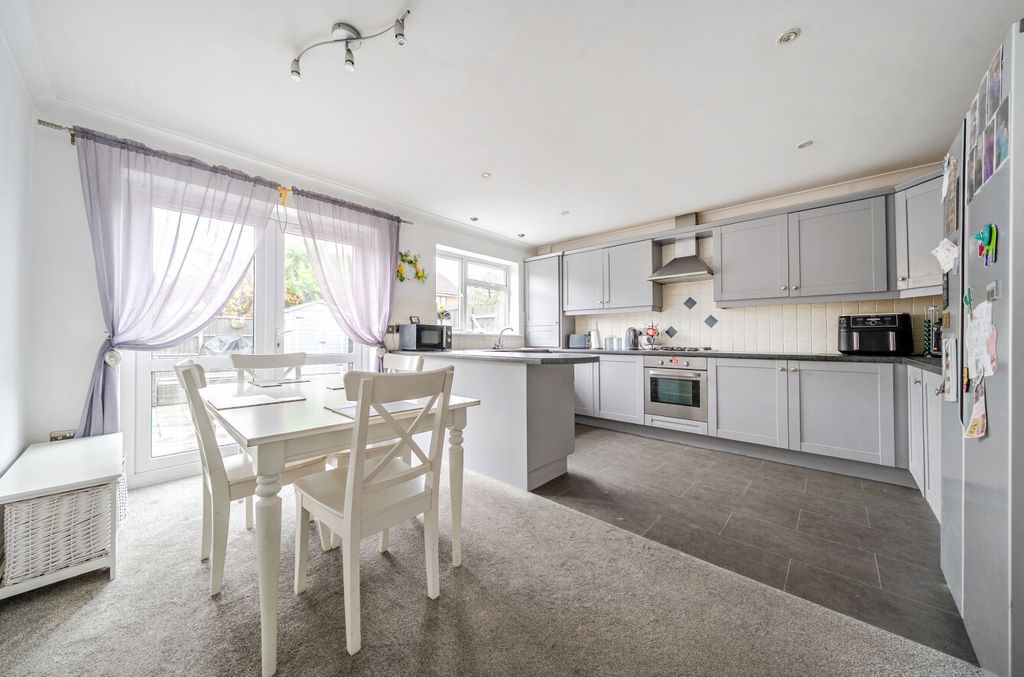 Property photo 2 of 12 1385787-2-6928214...