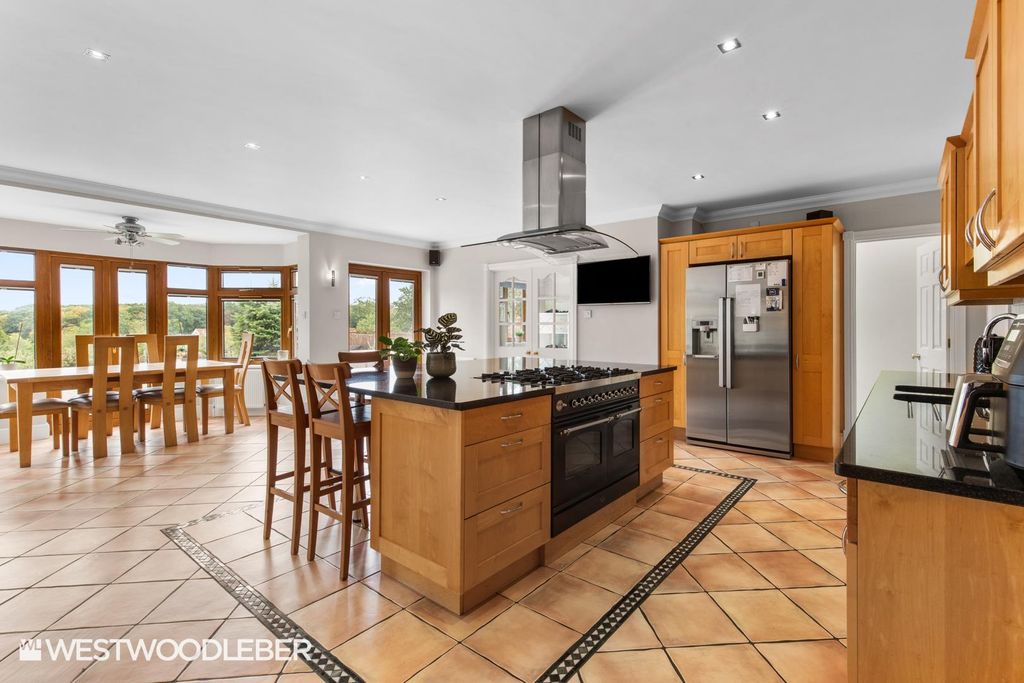 Property photo 3 of 45 Downfieldroad_42.Jpg