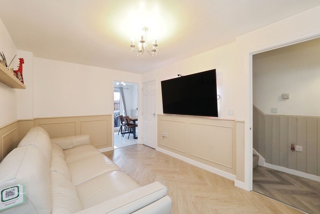 Property photo 3 of 16 Lounge