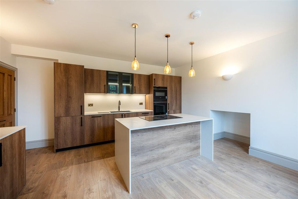 Property photo 3 of 17 Kitchen