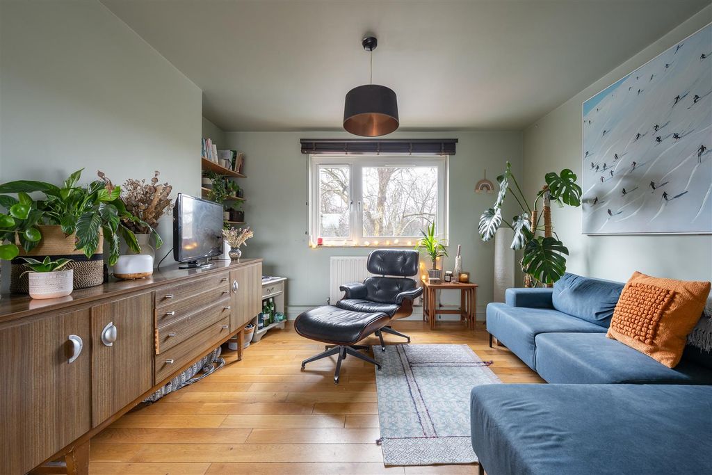 Property photo 3 of 20 Beaumont Square, E1