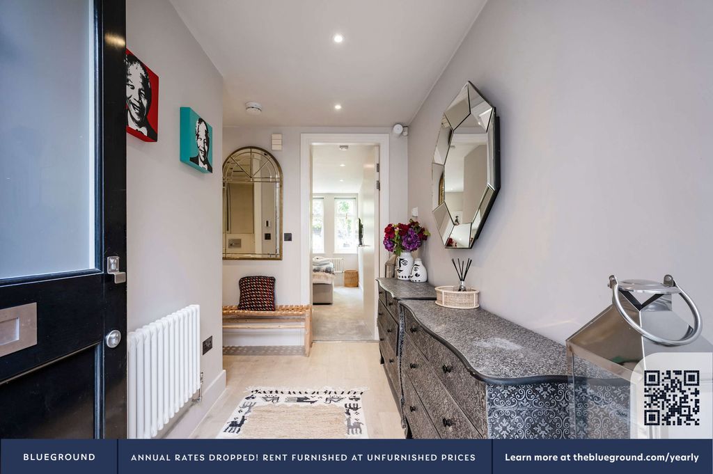 Property photo 3 of 34 Living Room