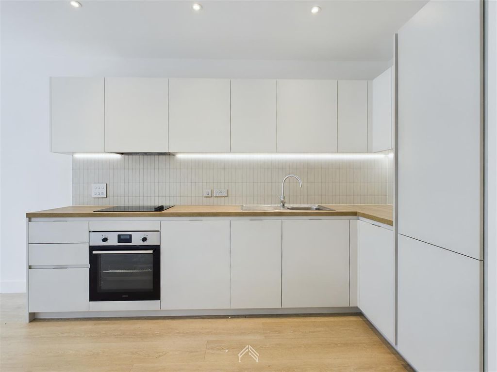 Property photo 3 of 9 Cam01353G0-Pr0076-Still007.Jpg