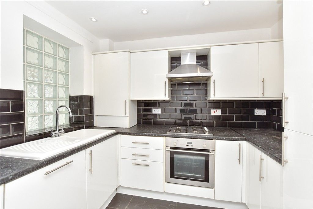 Property photo 2 of 10 Kitchen