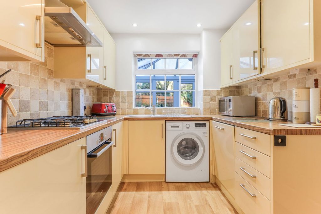 Property photo 2 of 20