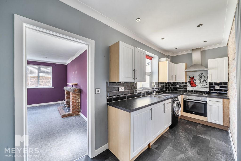 2 bed flat for saleMacauley Road, Broadstone, 8 BH18 photo 4