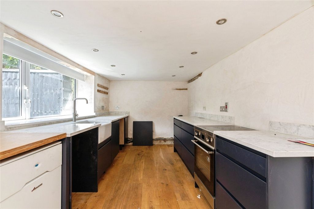 Property photo 3 of 12 Kitchen