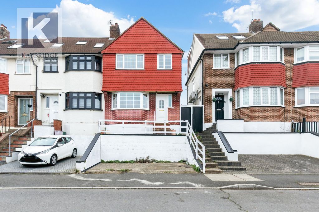 Property photo 1 of 11 Lynmouth Avenue, Morden