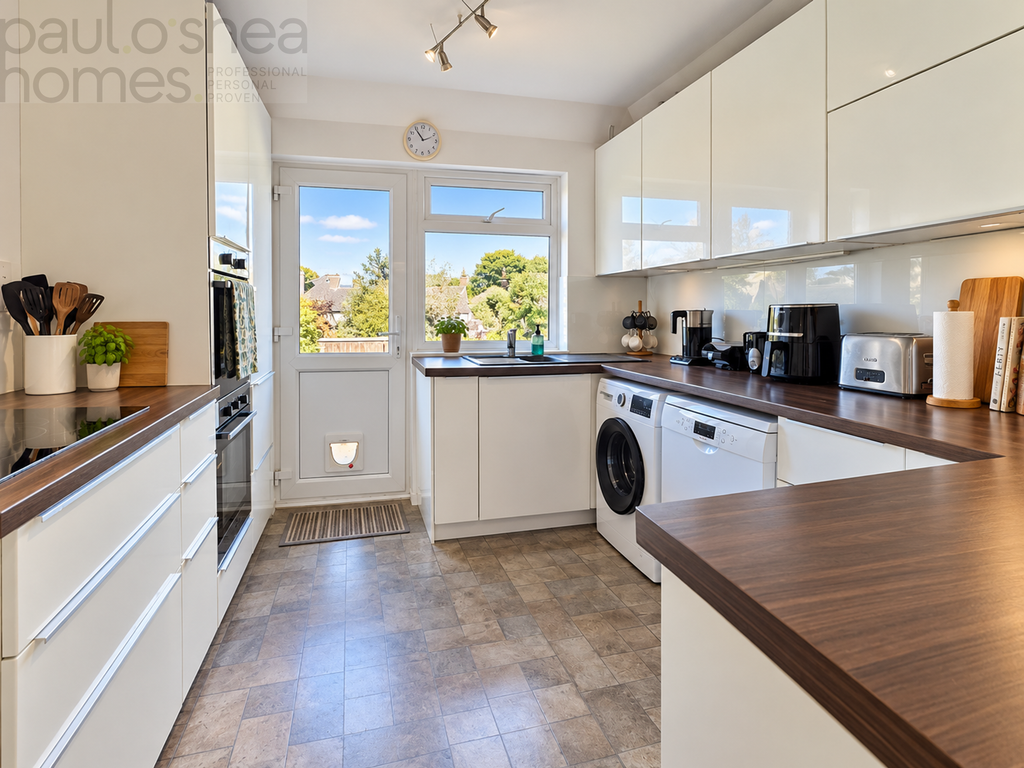 Property photo 3 of 11 Kitchen
