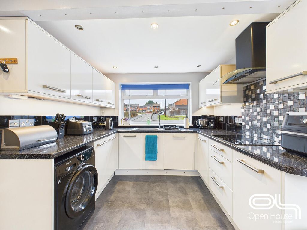 Property photo 3 of 17 Kitchen