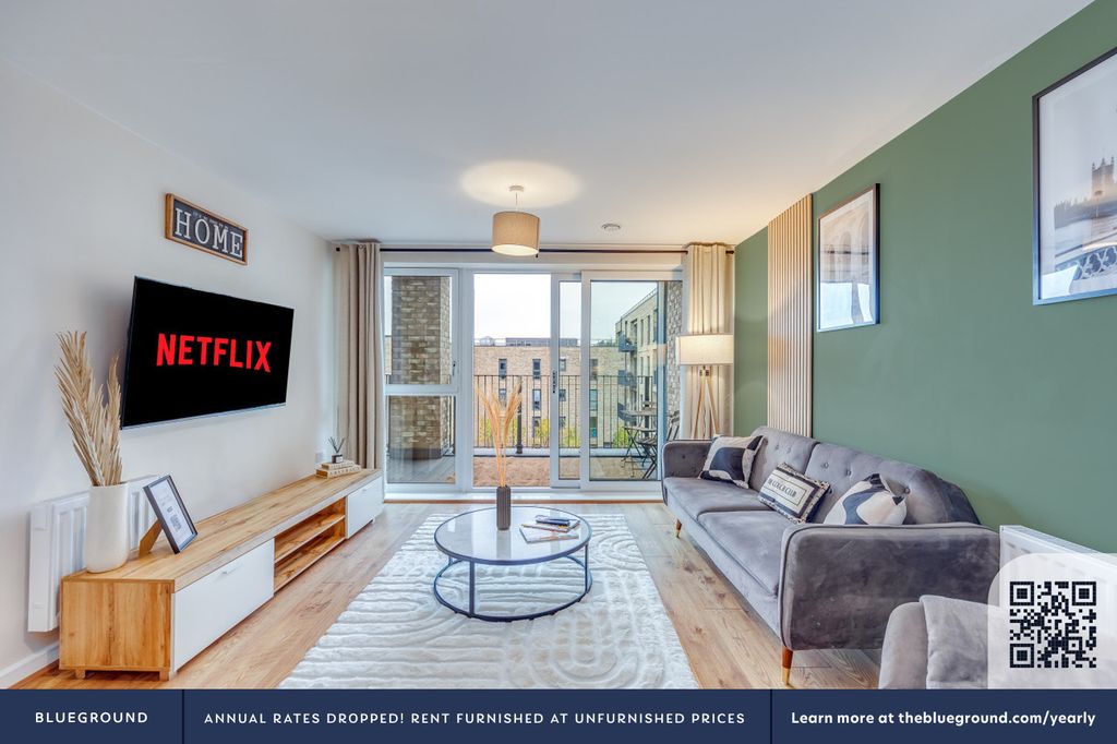 Property photo 3 of 31 Living Room