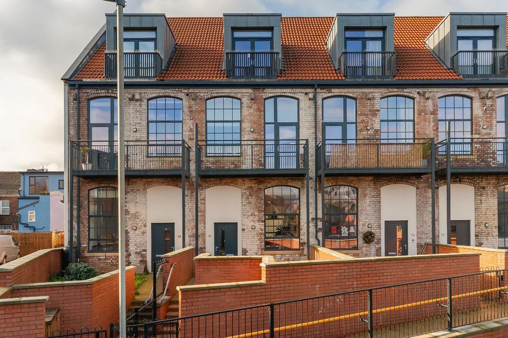 Property photo 2 of 33 1P7Wgk - External E.Jpg