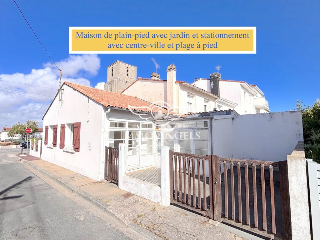 Property photo 1 of 11 Single-Story House With Town Center And Beach Within Walking Distance