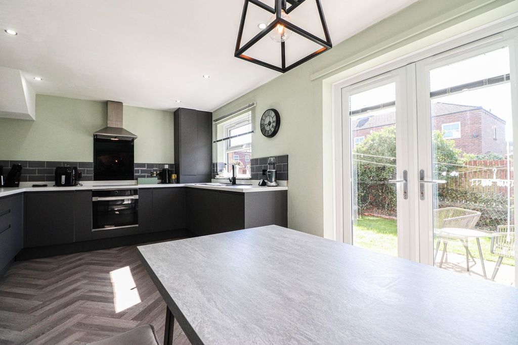 Property photo 3 of 19 Dining Kitchen