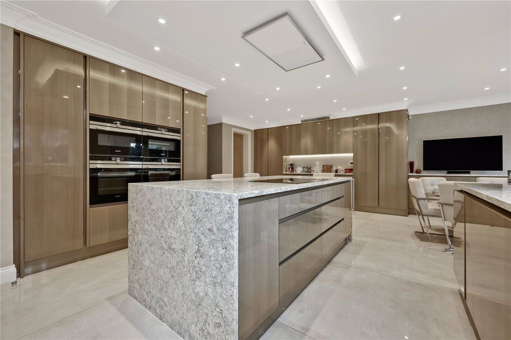Property photo 3 of 12 Kitchen