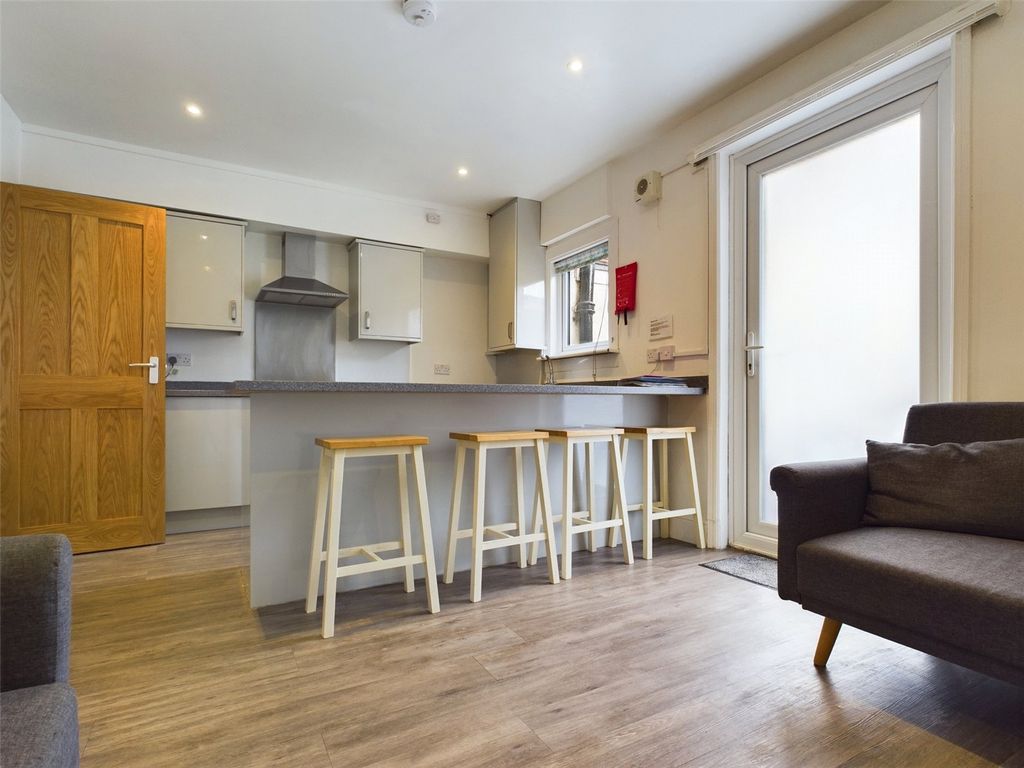 Property photo 2 of 12 Lounge-Flat-To-Rent