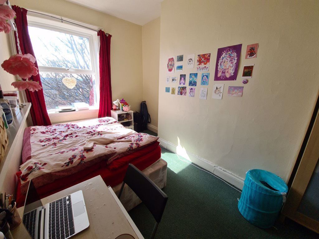 Property photo 3 of 18 A Cozy Student Bedroom Featuring A Double Bed With...