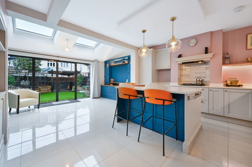 Property photo 2 of 16 Picture No. 12