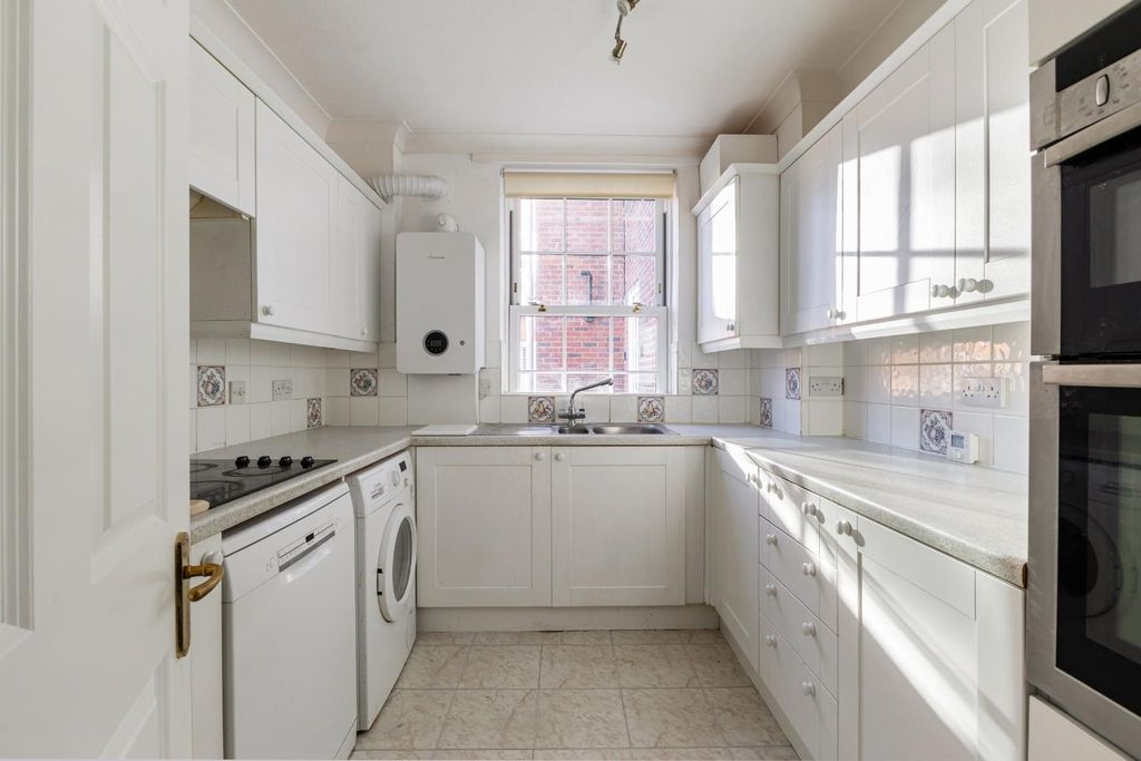 Property photo 3 of 14 100892_144-The-Close-Salisbury (11).Jpg