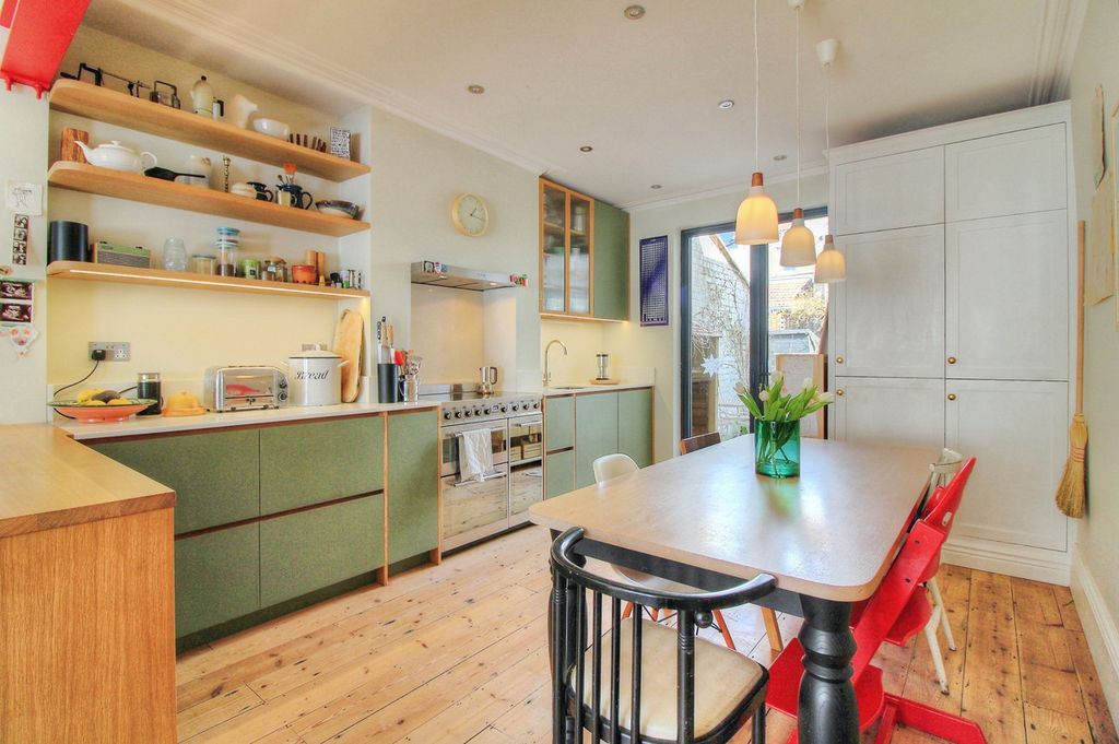 Property photo 3 of 18