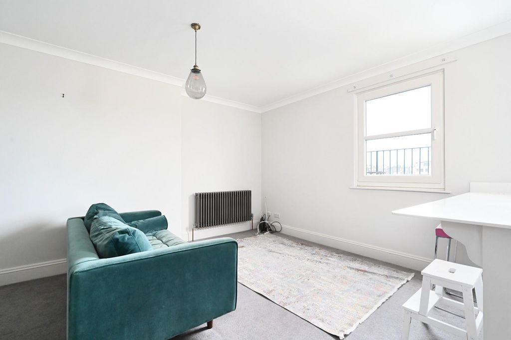 Property photo 3 of 25 F5-7-Adelaide-Cres-Bn3 (14).Jpg