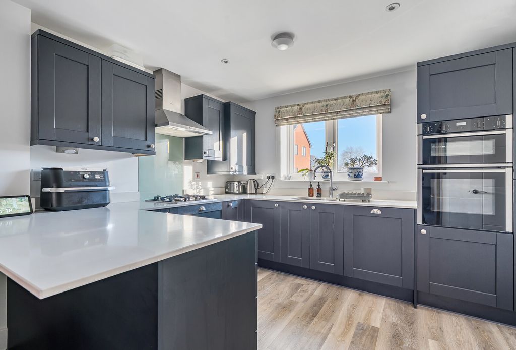 Property photo 3 of 17 1380476-21-6925c2...