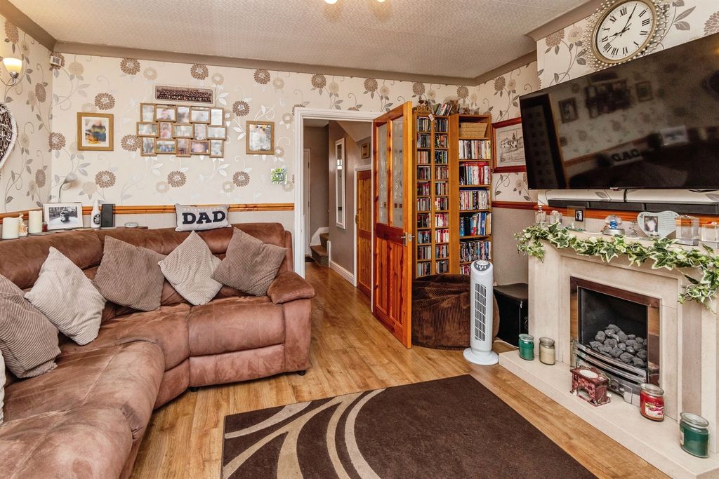 Property photo 3 of 12
