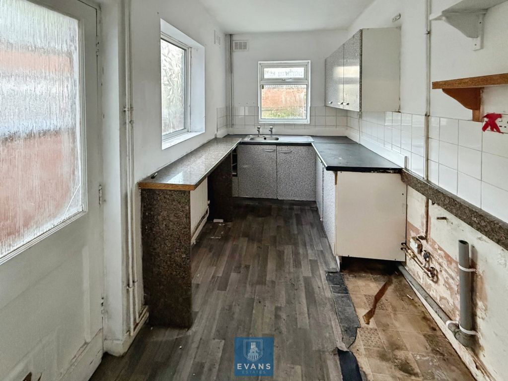Property photo 2 of 8 Kitchen