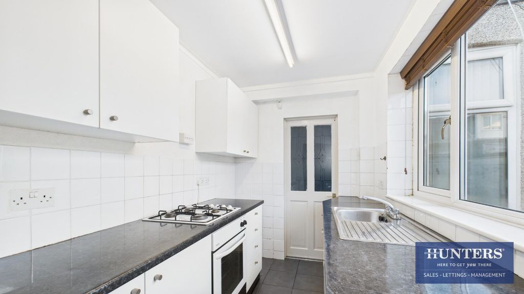 Property photo 3 of 11 Kitchen