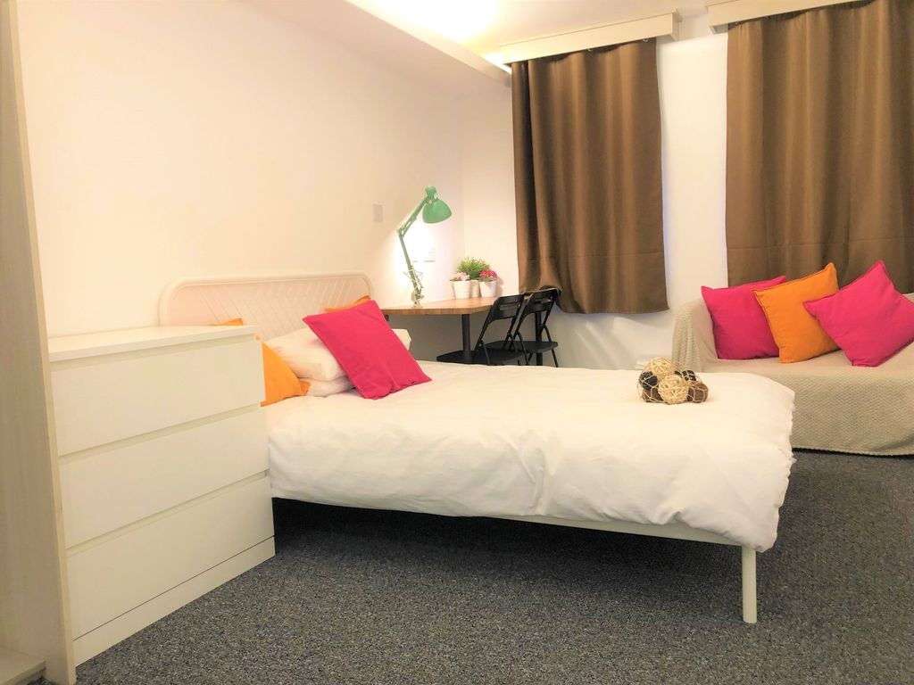 Property photo 2 of 14 Bright And Welcoming Master Bedroom Featuring A Co...