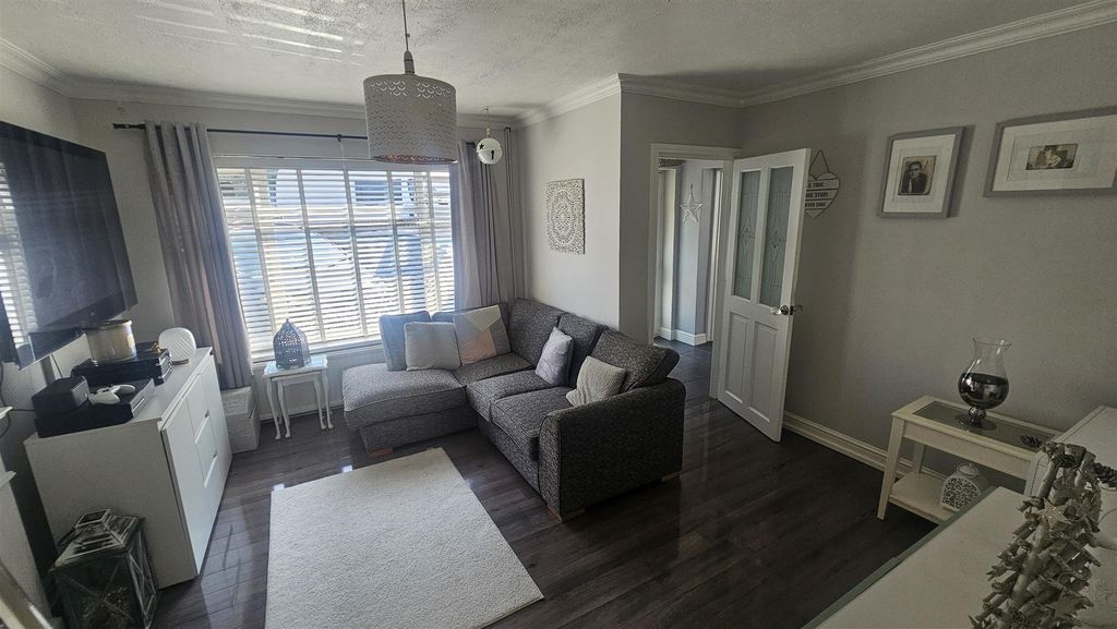 Property photo 3 of 17 Lounge