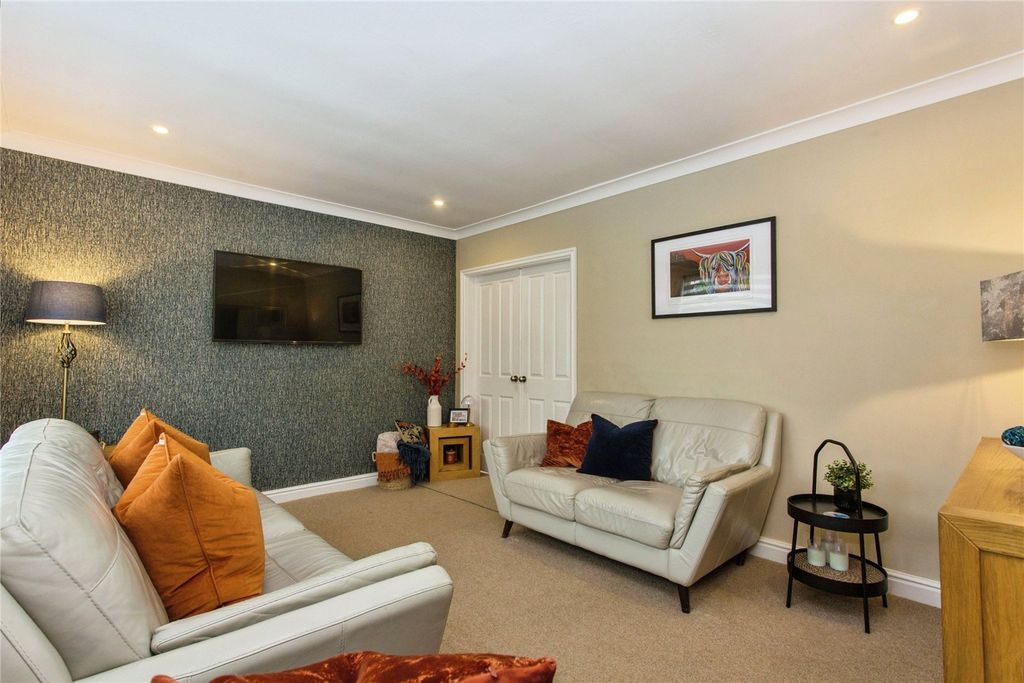 Property photo 2 of 21 Lounge