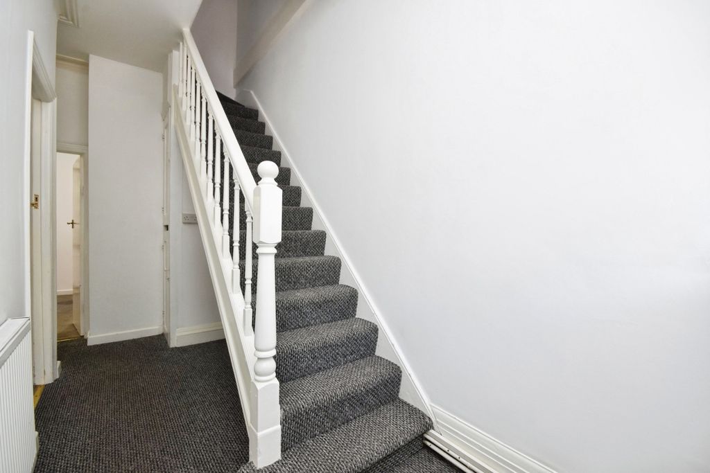 Property photo 2 of 18 Entrance Hall