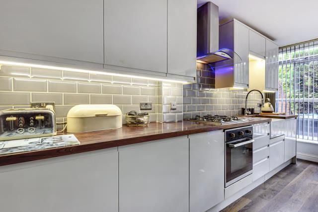 Property photo 3 of 10 Kitchen