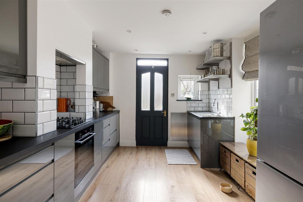 Property photo 3 of 32 Elsham Road, E11