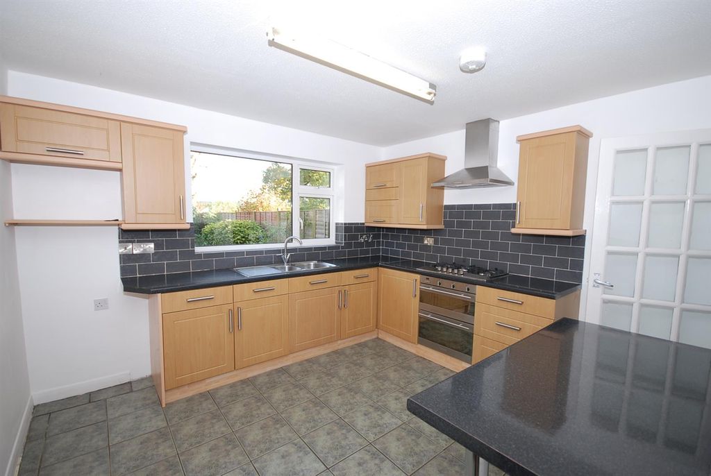 Property photo 3 of 10 Kitchen