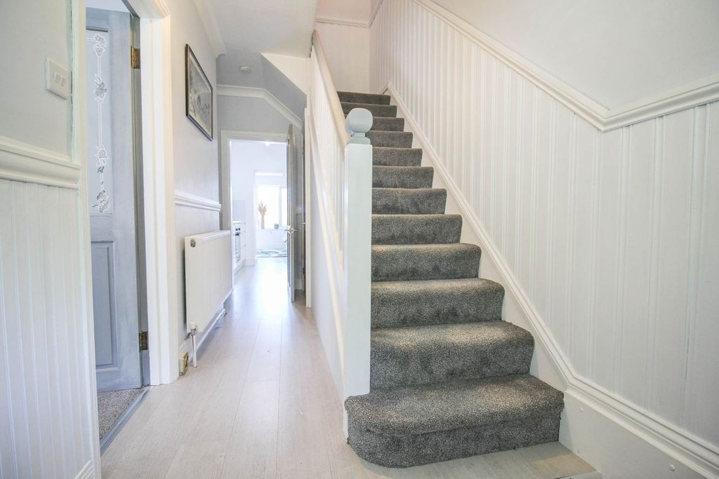 Property photo 3 of 32