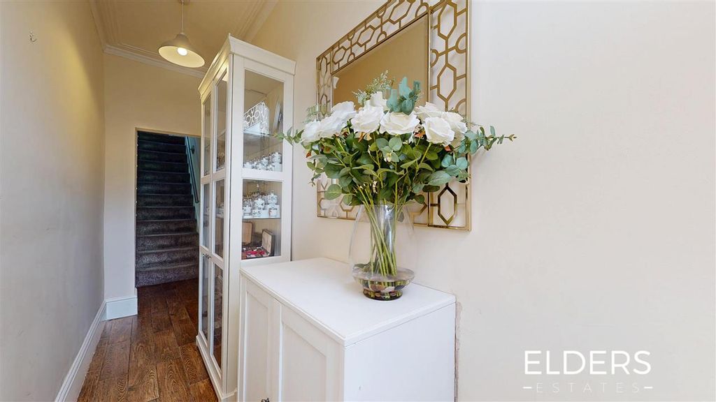 Property photo 2 of 16 Entrance Hall