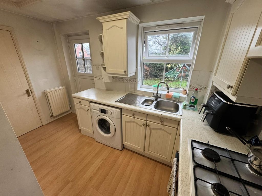 Property photo 3 of 12 Kitchen