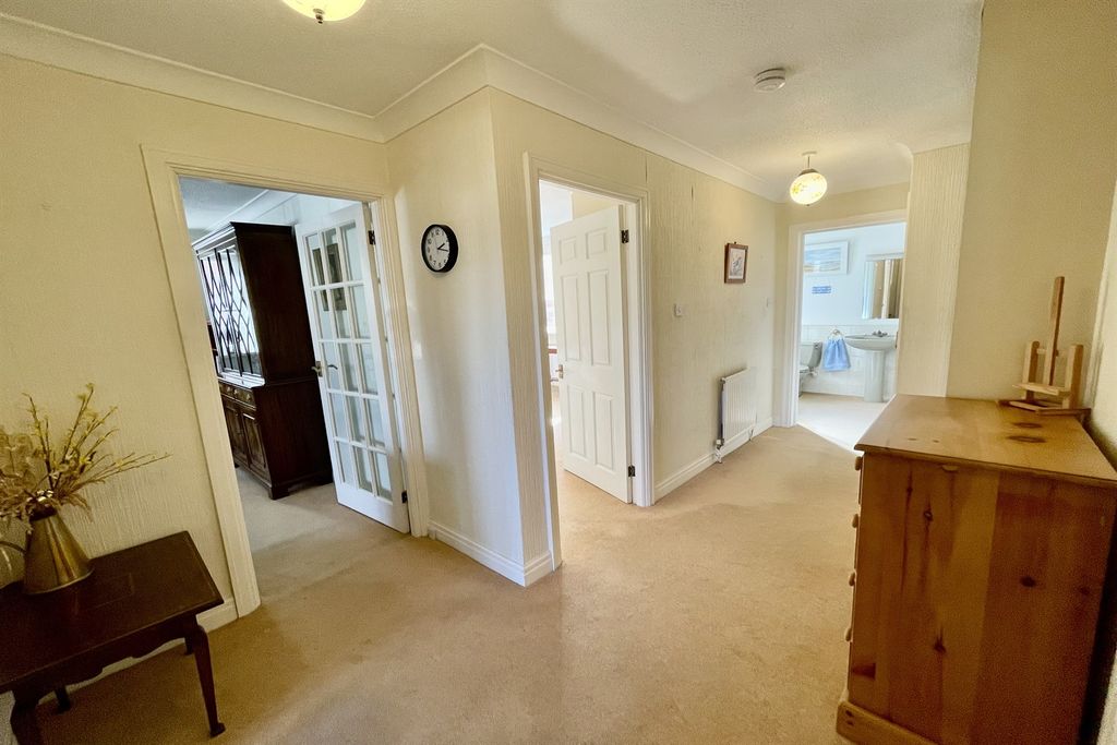Property photo 2 of 11 Entrance Hall