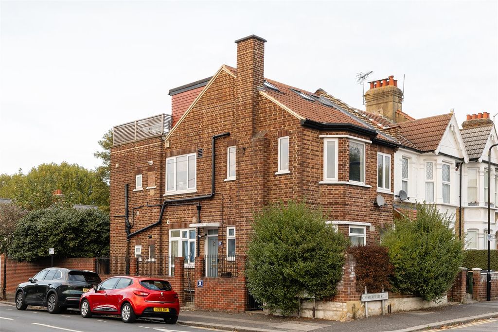Property photo 1 of 33 Epsom Road, E10