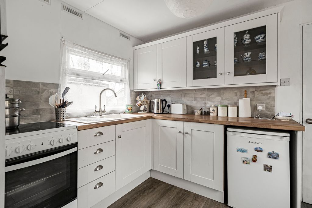 Property photo 2 of 12 Kitchen