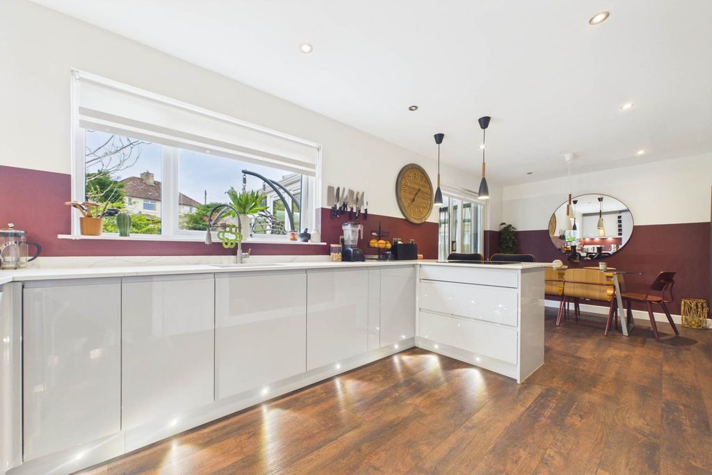 Property photo 3 of 33