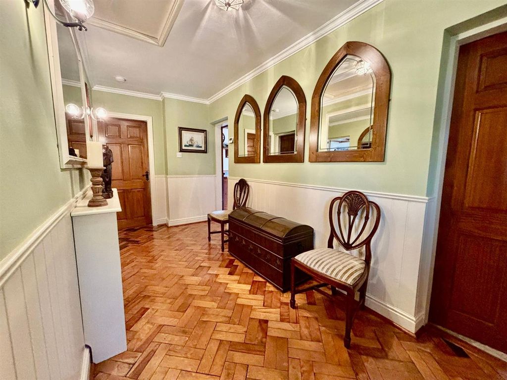 Property photo 2 of 16 Entrance Hall