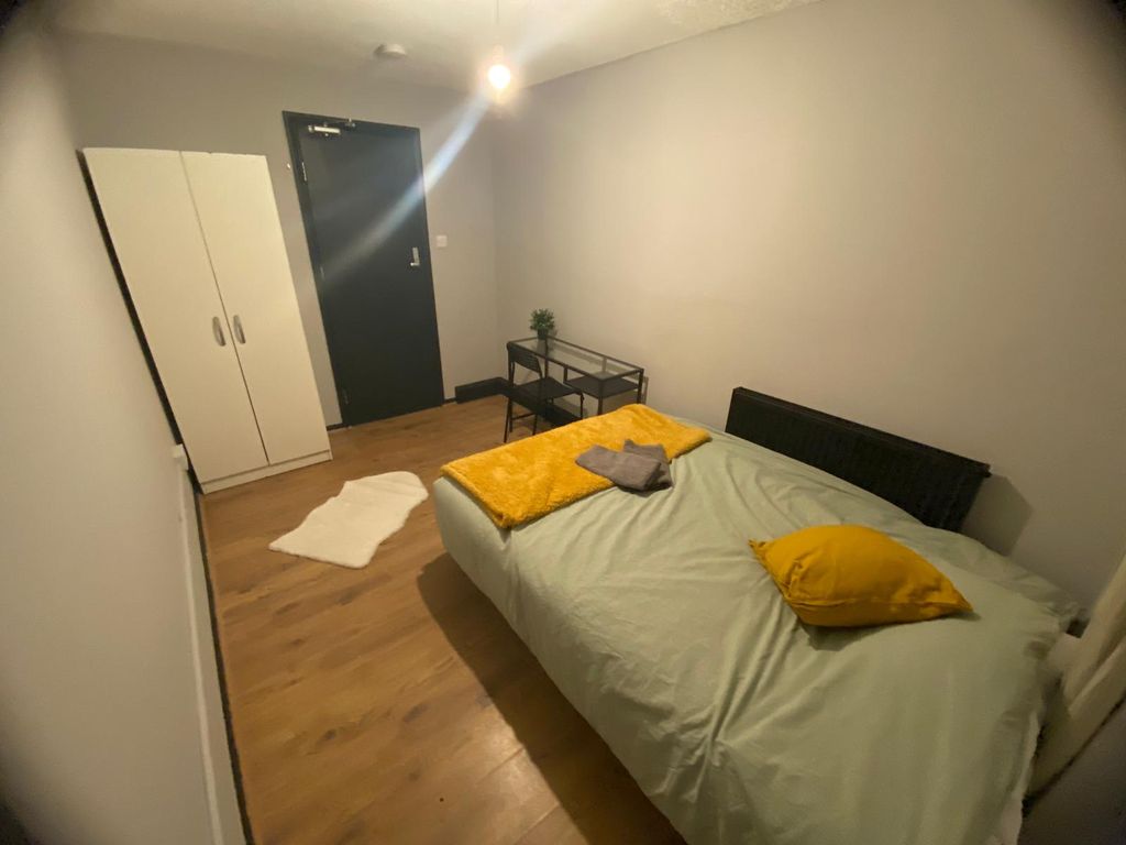 Property photo 2 of 11 Room 2- £790 Available From 24/05/2026