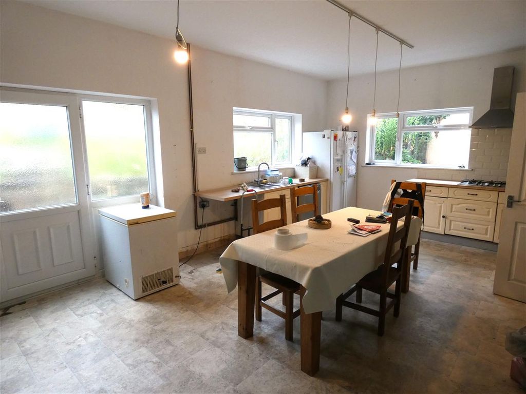 Property photo 3 of 8 Kitchen